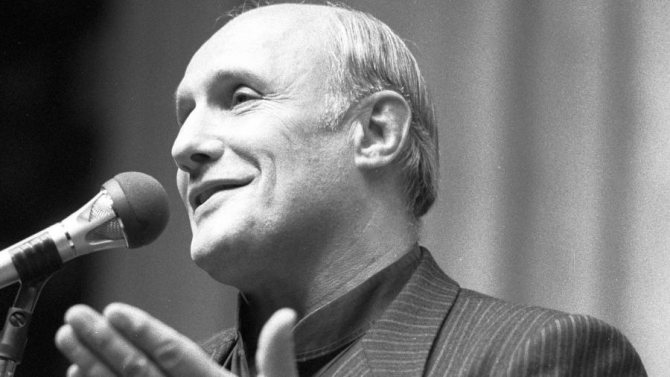 Актер театра и кино Александр Пороховщиков выступает на сцене