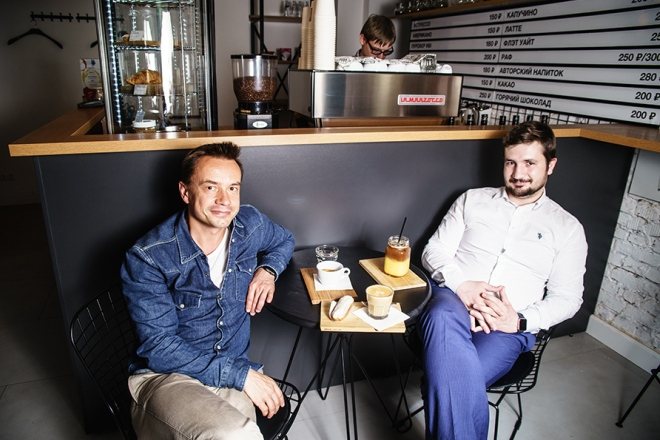 Алексей с другом в кофейне