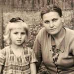 Галина Коньшина в детстве с мамой