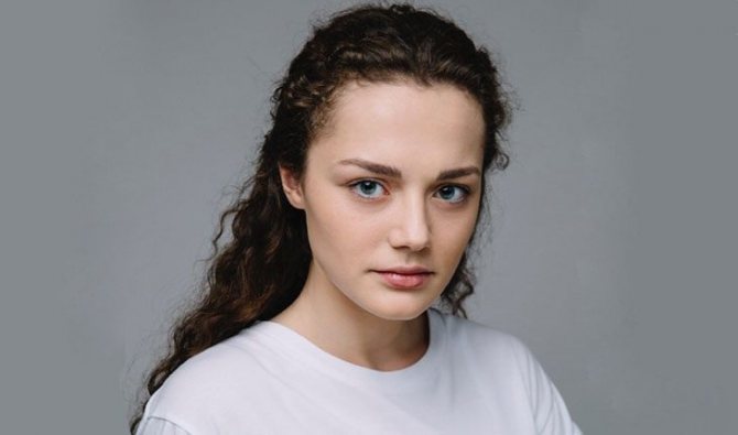 Молодая актриса Ангелина Поплавская
