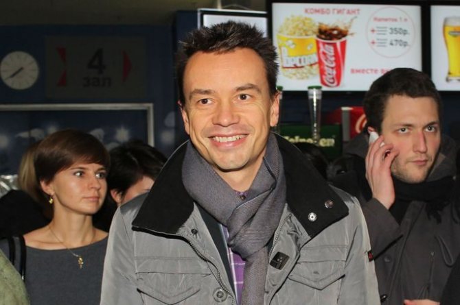 Серов улыбается