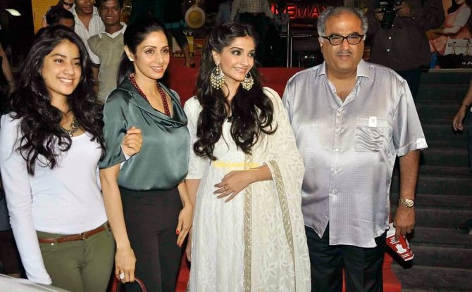 Sridevi с двумя дочерьми и мужем Бони Капур