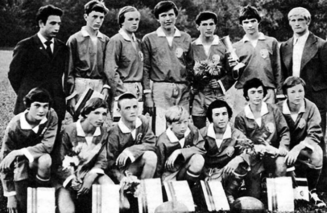 В 1975 г. (слева снизу) в составе команды «Слава»