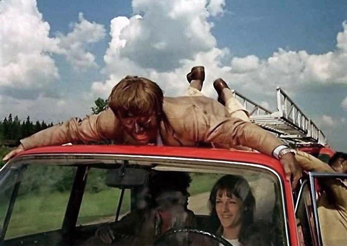 В фильме «Невероятные приключения итальянцев в России» (1973 г.) Андрей Миронов без дублеров исполнял сложные и опасные трюки. Кадр из фильма
