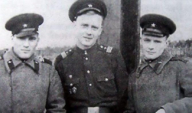 Юрий Визбор в армии (в центре), 1958 год